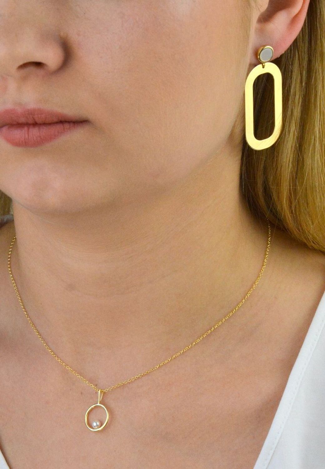 Kolczyki srebrne pozłacane z masą perłową owal DZK386 MPB Z.  Kolczyki srebrne pozłacane. Kolczyki srebrne wiszące. Kolczyki pozłacane owalne. Kolczyki srebrne z masą perłową..jpg